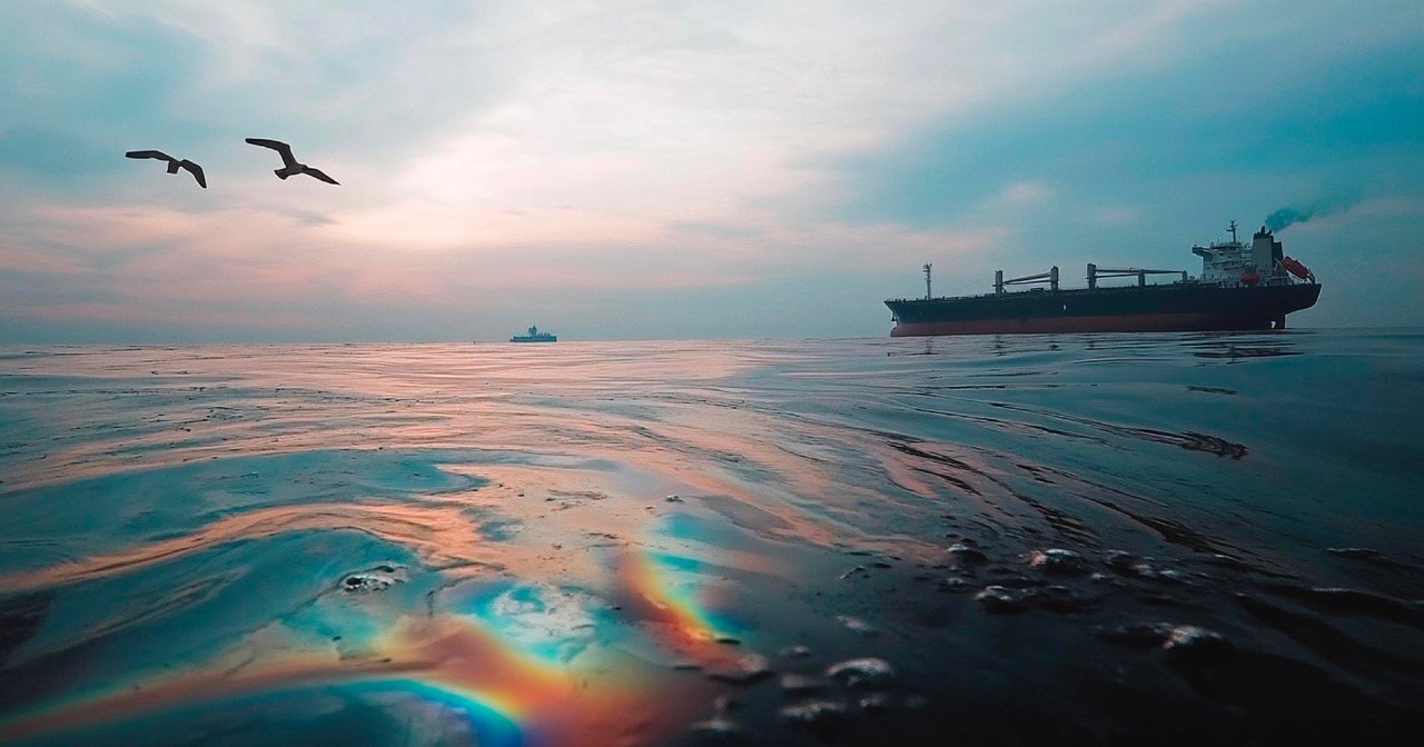 船舶附近海面出現油污，呈現廢油污染海洋環境的影響